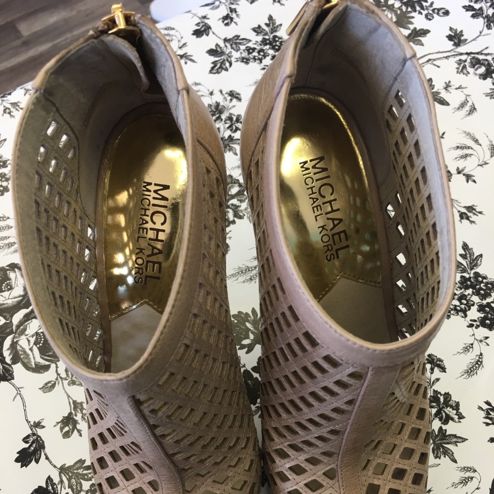 Michael Kors Leather  Sandals Size 6  Color tan